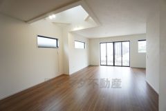 大きな掃き出し窓のあるリビングは、陽光あふれる明るい空間です。ゆったりと寛げる憩いの場となりそうです。