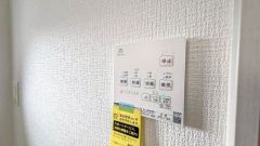 浴室暖房乾燥機には、暖房、乾燥、涼風、換気の4つの機能が付いています。タイマー付きです。雨の日はもちろん、急ぎで洗濯する必要のあるお子様の体操服や、下着類などを乾かすのに便利です。