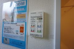 浴室暖房乾燥機付き。天候に左右されず、いつでも好きなときに洗濯物を干せるので、仕事や家事で忙しい方に重宝します。