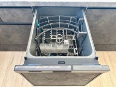 炊事時間を大幅に短縮できる食器洗浄乾燥機付き＾＾食器を洗う手間が減るので家族とのコミュニケーションの時間や自分の時間が増えますね。