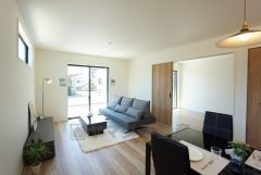 大きな掃き出し窓のあるリビングは、陽光あふれる明るい空間です。ゆったりと寛げる憩いの場となりそうです。