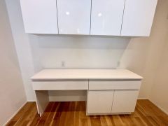 清潔感のある白いカップボード。コンセント付きで家電の配置もしやすい＾＾下部スペースはゴミ箱置き場に。