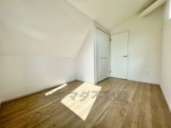 大きめのクローゼットがついた使いやすい洋室です。すっきりと整理整頓できるので気持ちよくすごせます＾＾