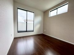 2面採光を確保した明るい室内は、風通しも良く、大変居心地の良い空間となっております。爽やかな風を感じて起きる朝は、快適生活の始まりに。