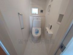 温水洗浄機付トイレです。トイレは2ヶ所設けられているので、来客時にも気兼ねなく使えますね。小窓付きで換気も出来ます。