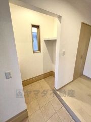 玄関にはシューズボックスとは別に土間収納付き。ベビーカーやゴルフバッグなどもまとめて収納できそうです＾＾