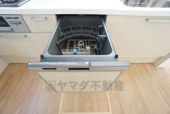 家事の時間が短縮できる食器洗浄乾燥機付。後片付けも楽になりますね。