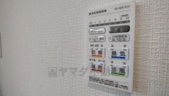 浴室暖房乾燥機付き。天候に左右されず、いつでも好きなときに洗濯物を干せるので、仕事や家事で忙しい方に重宝します。