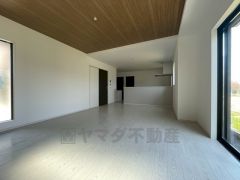 リビングは広々とした設計で、家族が集い、寛ぐ暮らしの空間を演出しています。