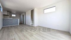 L字型で効率まで考えられたおしゃれなキッチンを中心とした開放的なリビング。お友達や親せきをお招きするのも楽しみです＾＾