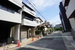 前面道路は約5ｍ。