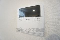 キッチン横からお湯張り、追い炊き、足し湯がボタン一つで楽々操作できる給湯機リモコンです。忙しい夕飯準備の時間帯に重宝しますね。