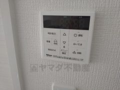 キッチン横からお湯張り、追い炊き、足し湯がボタン一つで楽々操作できる給湯機リモコンです。忙しい夕飯準備の時間帯に重宝しますね。