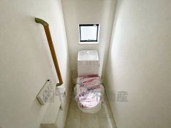 ウォシュレット付きトイレです。1階2階の2ヶ所にトイレがあるので、忙しい朝にもゆとりができますね＾＾