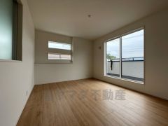 バルコニーに面した洋室です。大きな窓からやわらかな陽が差し込む明るいお部屋です。寝室としてもおすすめです。