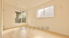 バルコニーに面した陽当たりの良い洋室です＾＾