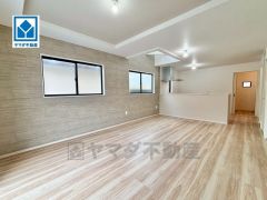 家族が集まる開放的なリビング。思い思いの時間を過ごしたり食事をしたり、素敵な団らんの場になりますね。