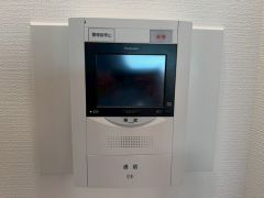 防犯性もばっちり、TVモニター付きインターホン完備。大きなモニターで玄関先を確認できます。録画機能が付いているので不在時の訪問者も確認できて安心です＾＾