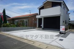 駐車スペースは2台分。マイカー用に、来客用に、ご利用いただけます。自転車やバイク置場としても重宝しますね。