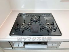 3種類の料理が同時に調理できる、3口ガスコンロ。忙しい夕食の支度時間が短縮できて効率よくお料理が楽しめます。