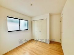 暖かい日差しが差し込む洋室。たっぷり収納できるクローゼット付きでお部屋の中をすっきりと快適に保てます。