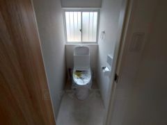 温水洗浄機付トイレです。小窓付きで換気も出来ます。