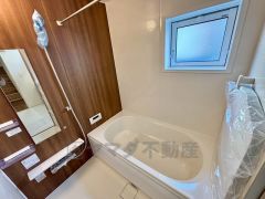 1日の疲れを癒すくつろぎのバスルーム。足を伸ばしてもゆったりと入れるサイズです。お子様と一緒にお風呂に入っても狭くないですね＾＾