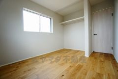 同仕様写真。現況と異なる場合は現況を優先します。家具を選ばないナチュラルなフローリングとシンプルなクロスです＾＾