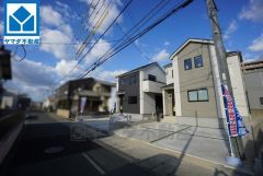 前面道路西側4.7ｍに面しています。