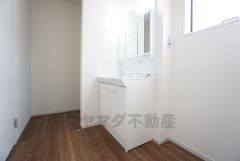 三面鏡にハンドシャワー付きで使いやすい洗面台です＾＾鏡裏と洗面ボウル下に収納付きの洗面台なので、整理整頓ができスッキリと使えます＾＾