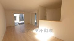 南からの採光がダイニングに射し込みます。キッチンから会話が弾みそうなダイニングです。お友達や親せきをお招きするのも楽しみになりますね