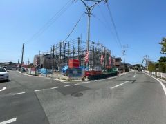 前面道路東側8.7ｍ、南側6ｍに面しています。
