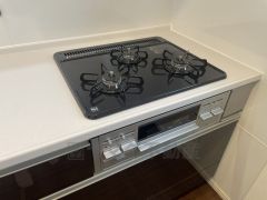 3口コンロなので、効率よく調理ができます。毎日のお料理が楽しくなりますね。