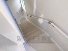 中でも暗くなりがちな階段には、小窓を配置し採光も考えられたつくり＾＾