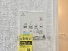 浴室暖房乾燥機付き。天候に左右されず、いつでも好きなときに洗濯物を干せるので、仕事や家事で忙しい方に重宝します。