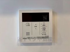 キッチン横から追い炊き、温度調節など楽々操作できる給湯器リモコンです＾＾忙しい夕飯の準備の時間帯に重宝しますね。