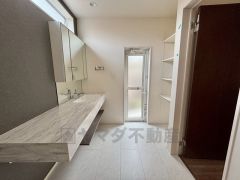 洗面台、洗濯機置き場、バスルームが連なっている、生活導線の考えられた作りになっています。