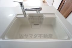 キッチンシンクは洗剤やスポンジを収納出来るラック付き。広さも確保しているので、大きなお鍋も洗いやすいですね。