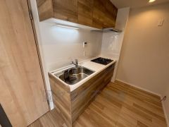 収納も、作業スペースも広々と設けられた使いやすいシステムキッチンです。