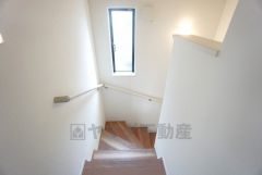 踏み場の広い手摺付き階段です。勾配も緩やかに設計されており、高齢の方でも安心できますね＾＾