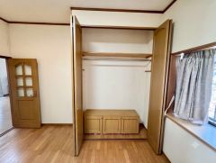 大きめのクローゼットがついた使いやすい洋室です。すっきりと整理整頓できるので気持ちよくすごせます＾＾