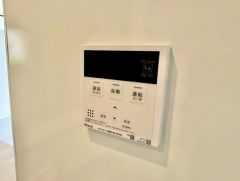 お湯張り、追い炊き、温度調節がボタンで楽々操作できる給湯器リモコンです＾＾忙しい夕飯の準備の時間帯に重宝しますね。