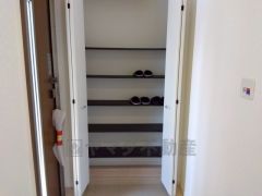 大容量のシューズBOX。高い収納力で玄関まわりをすっきり保てます。急な来客があっても気持ちよく対応できますね。