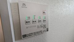浴室暖房乾燥機付き。天候に左右されず、いつでも好きなときに洗濯物を干せるので、仕事や家事で忙しい方に重宝します。
