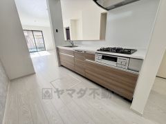 収納も、作業スペースも広々と設けられた使いやすいシステムキッチンです＾＾カウンターキッチンなので、ご家族と会話をしながら楽しくお料理ができます＾＾