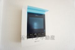 防犯はもちろん、セールスマン対策にもなるモニター付きインターホンです。 来訪者の顔が見えるので安心ですね＾＾
