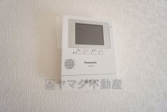 防犯はもちろんセールスマン対策にもなるモニター付きインターホン。