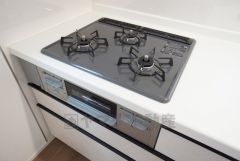 3種類の料理が同時に調理できる、3口ガスコンロ。忙しい夕食の支度時間が短縮できて効率よくお料理が楽しめます。