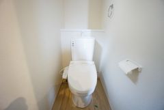同仕様写真。現況と異なる場合は現況優先です。 ウォシュレット付きトイレです。1階2階の2ヶ所にトイレがあるので、忙しい朝にもゆとりができますね＾＾ 温水洗浄便座リモコン付き。