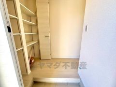 玄関扉から光の差し込む明るい玄関です。 たっぷり収納できるシューズボックス付きなので、家族全員の靴がきれいに整頓できます。